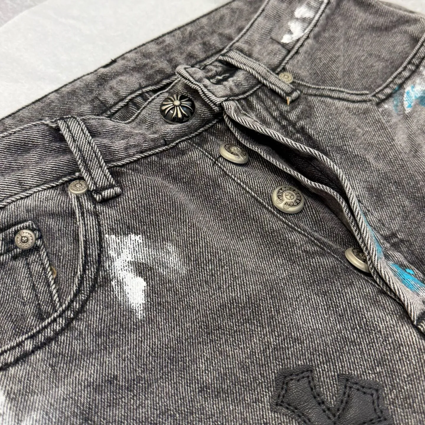 P320 model number: D371 GALLERY DEPT & Chrome hearts, washed gray spliced cross jeans, three-dimensional version, factory precision, original factory quality control, heavy-duty washed pure cotton denim fabric used in the process Size: 28, 30, 32, 34, 36 (S-XXL) Color: splicing Size reference # 28 trouser length 100 waist 72 30 trouser length 102 waist 76 32 pants length 104 waist circumference 80 34 pants length 106 waist circumference 84 36 pants length 108 waist circumference 88